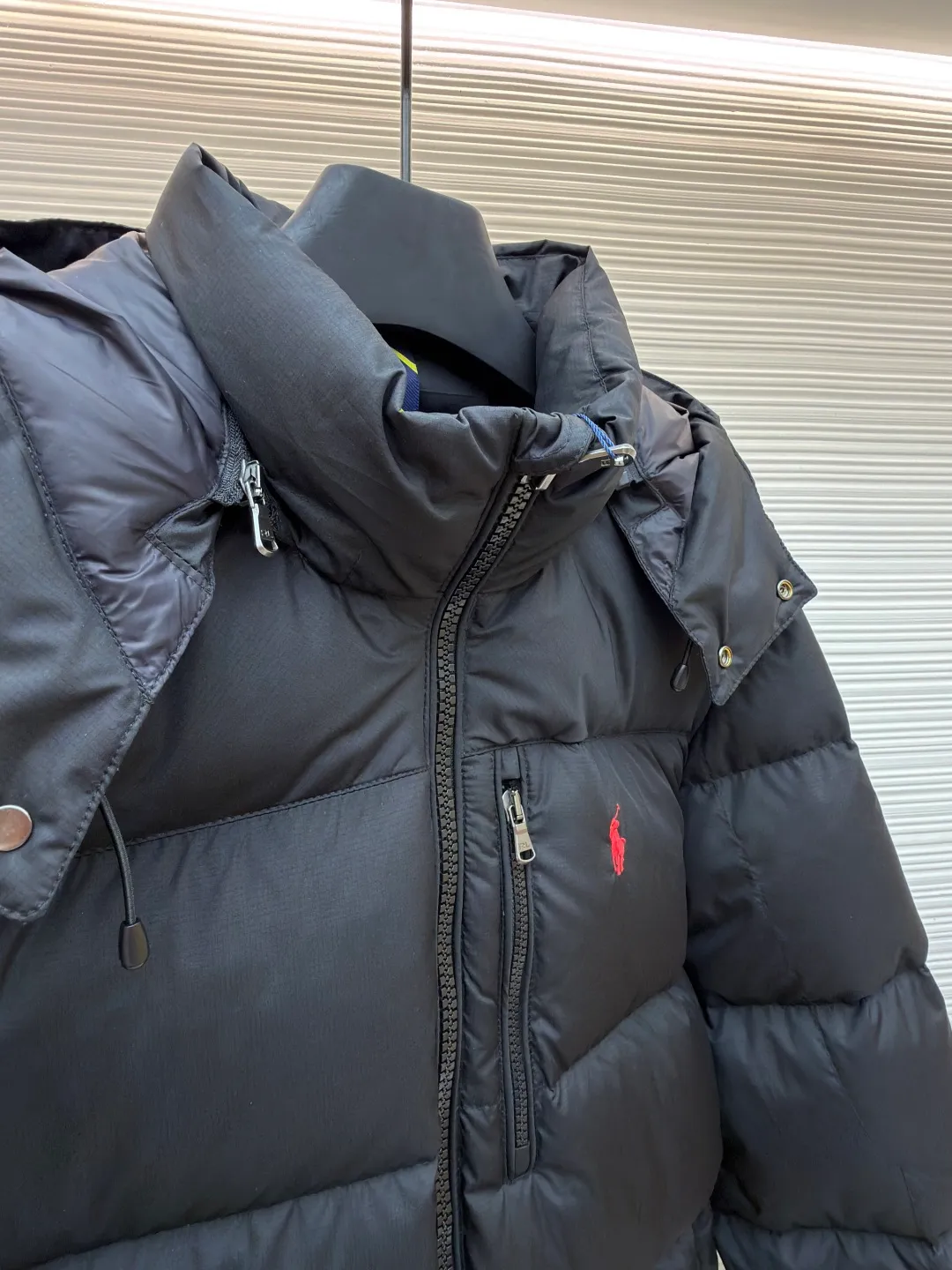 Ralph Lauren classic red label down jacket ●Original version: Purchased and developed in 2099 ●Item number: 1681655-D60 ●Fabric: white duck down fabric ●Technology: mechanical down filling ●Color: black ●Version: fitted version ●Weight: about 835 grams ●Size: S-M-L-XL ●Description: Nylon fabric has good windproof and waterproof properties and can effectively block the intrusion of wind and rain from the outside Keeps the inside dry and suitable for wearing in humid or rainy conditions. The red label on the chest is made with an imported MECLO embroidery machine. The original pattern is scanned first, and then high-quality silk thread is used to make a pattern. The density effect is adjusted by continuous pattern making. Detachable hood: The down jacket is equipped with a detachable nylon hood, which users can easily remove or install according to weather changes or personal preferences, which is both practical and convenient. The details are exquisitely processed: the zipper design is simple and elegant, easy to operate; the closing design of the cuffs and hem effectively prevents the intrusion of cold wind, improving the warmth and comfort of wearing. It uses 90 white duck down with a weight of 260g to ensure excellent thermal insulation performance. After strict screening and processing, the velvet is not easy to drill, ensuring durability. The overall wiring is straight and delicate, the fabric is comfortable and soft, and the color is consistent without color difference. It can be matched with the same style to create a fashionable look and control various occasions. Customized accessories, complete with three standards, same style for men and women!